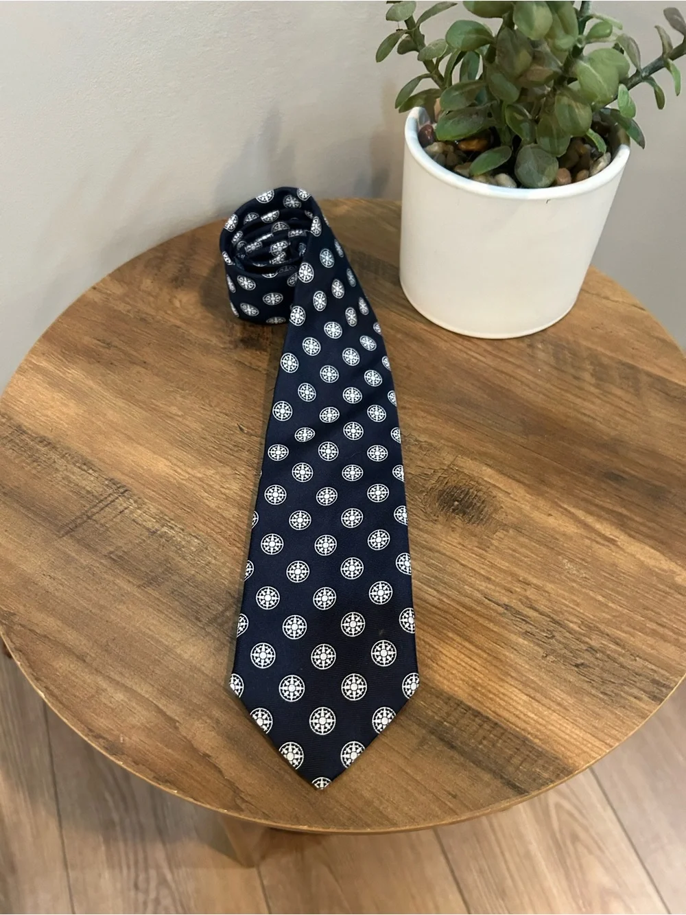 SGHEVIT Italy 100% Silk Navy Geometric Medallion Neck Tie